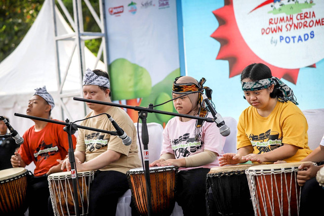 Penampilan perkusi dalam rangkaian Festival Hari Anak 2023 di Taman Anggrek, Gelora Bung Karno, Jakarta, Sabtu (29/7/2023). Foto: Jamal Ramadhan/kumparan
