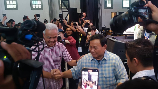 Ganjar Pranowo dan Prabowo Subianto di acara Belajaraya 2023 Pos Bloc, di Jakarta Pusat, Sabtu (29/7/2023). Foto: Thomas Bosco/kumparan