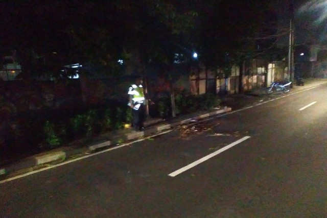 Kecelakaan lalu lintas di Jalan Katamso, Palmerah, Jakarta Barat, Jumat (28/7/2023) malam, akibat kabel melintang. Foto: Dok. Istimewa