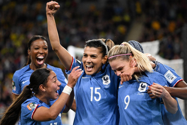 Pemain Prancis Eugenie Le Sommer merayakan gol pertama mereka dengan rekan setimnya saat hadapi Brasil pada Piala Dunia Wanita 2023, di Stadion Sepak Bola Brisbane, Brisbane, Australia, Sabtu (29/7/2023). Foto: Dan Peled/REUTERS