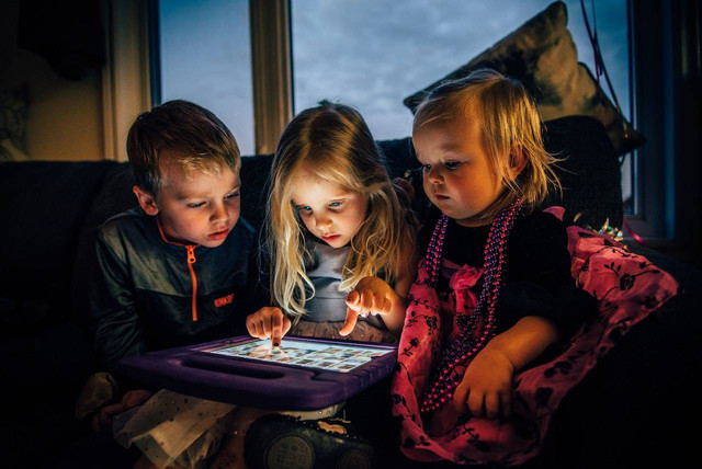 Ilustrasi Screen time adalah. Sumber: Pexels/Harrison Haines