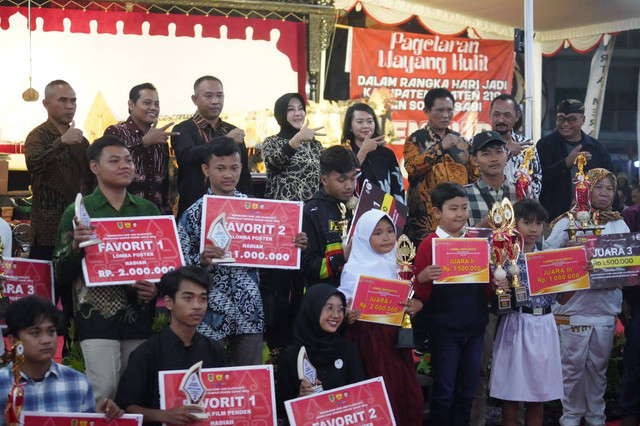 Diskominfo Kabupaten Klaten menggelar Pagelaran Wayang Kulit Gempur Rokok Ilegal di Alun-alun Klaten, Sabtu (29/7/2023).  Foto: Dok Pemkab Klaten.