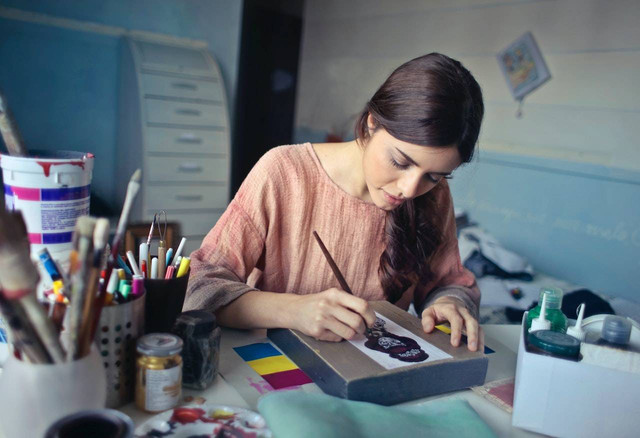 Ilustrasi tips melukis dengan teknik seni digital. Sumber: Andrea Piacquadio/pexels.com