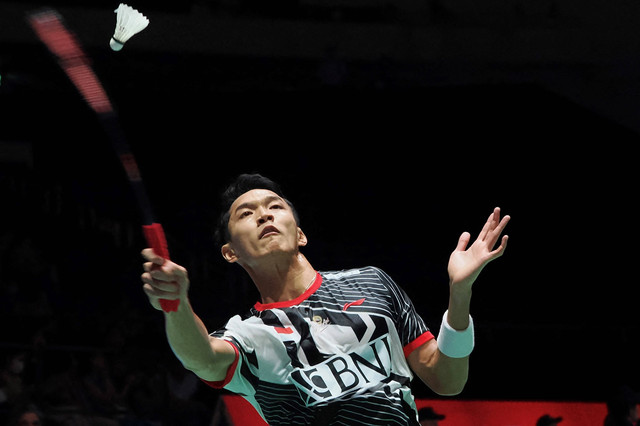 Aksi Jonatan Christie dalam Japan Open 2023 di Yoyogi National Gymnasium, Tokyo, Jepang, pada Juli 2023. Foto: Toshifumi KITAMURA / AFP
