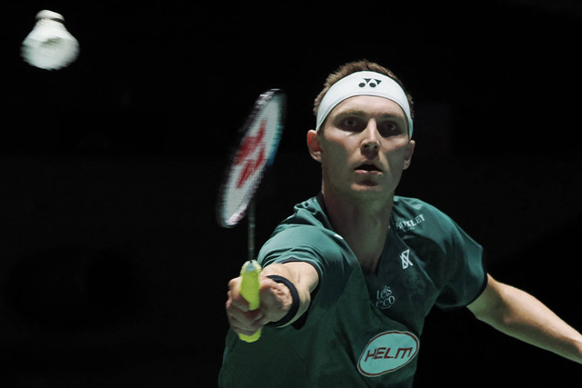 Aksi Viktor Axelsen dalam Japan Open 2023 di Yoyogi National Gymnasium, Tokyo, Jepang, pada Juli 2023. Foto: Toshifumi KITAMURA / AFP