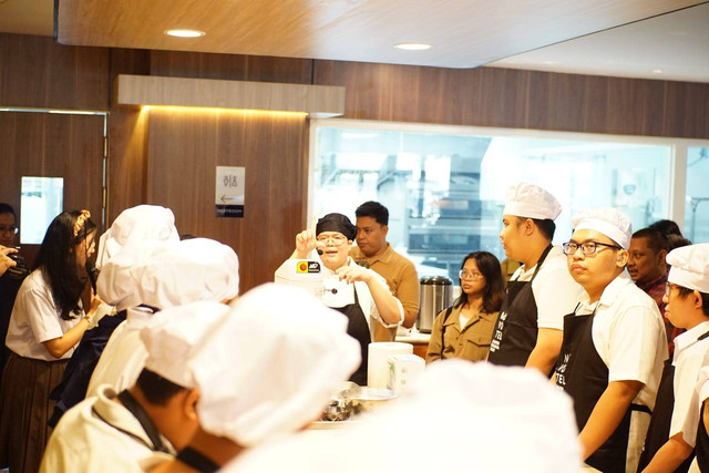 Puncak Hari Anak Nasional 2023, Hotel Ini Ajak Teman Tuli Baking Bersama