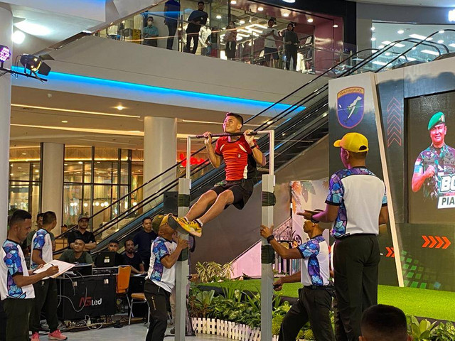Salah satu Anggota TNI/Polri mengikuti lomba Pull Up yang digelar oleh Kodam XII Tanjungpura di Gaia Mal. Foto: Lydia/Hipontianak