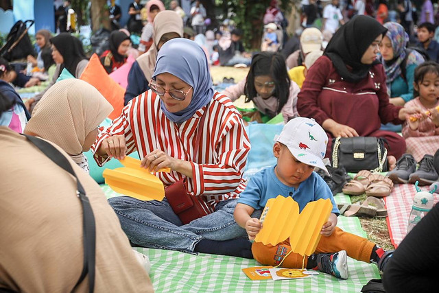 Keseruan saat anak dan orang tua membuat lion foldable fan di Festival Hari Anak 2023 bersama kumparanMOM di Taman Anggrek GBK, Jakarta, Minggu (30/7/2023). Foto: Dicky Adam Sidiq/kumparan