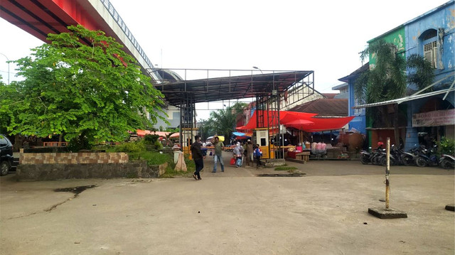 Parkir di kawasan Jembatan Ampera 16 Ilir Palembang. (Foto:Reno/Urban Id)