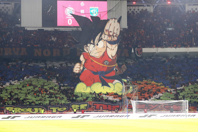 Koreo Jakmania di laga lanjutan Liga 1 antara Persija Jakarta melawan Persebaya Surabaya di Stadion Gelora Bung Karno, Jakarta, Minggu (30/7/2023). Foto: Dicky Adam Sidiq/kumparan