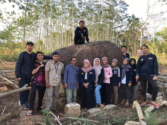 Kunjungan mahasiswa kkn ke cagar budaya Glingseran, Bondowoso.