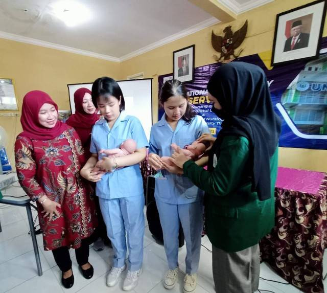 Mahasiswa dari Naresuan University Thailand (baju biru) saat belajar bersama mahasiswa FKK Unusa. Foto: Masruroh/Basra