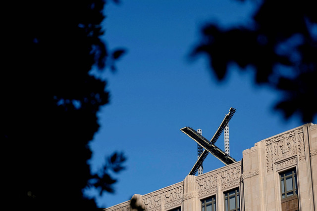 Logo X terlihat di bagian atas markas X, sebelumnya dikenal sebagai Twitter, di pusat kota San Francisco, California, Amerika Serikat, pada Sabtu (29/7/2023). Foto: Carlos Barria/REUTERS