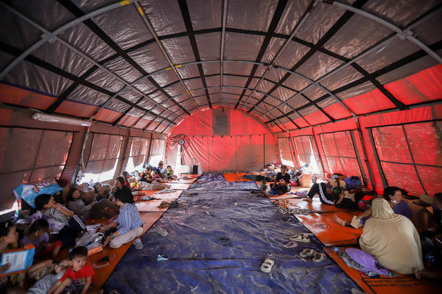 Warga korban kebakaran berada di tenda pengungsian di Jalan Kapuk Utara II, Kelurahan Kapuk Muara, Kecamatan Penjaringan, Jakarta Utara, Senin (31/7/2023). Foto: Jamal Ramadhan/kumparan