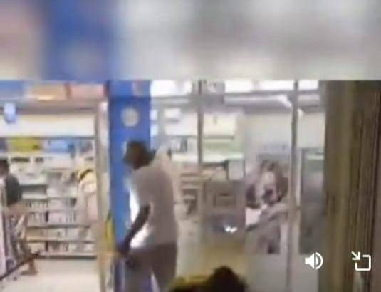 Oknum Anggota DPRD Halmahera Tengah yang terekam ngamuk di Indomaret di Desa Lelilef Sawai, Kecamatan Weda Tengah. Foto: Istimewa