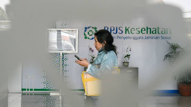 Ilustrasi sedang mengurus pembelian kacamata dengan BPJS Kesehatan. Foto: ANTARA FOTO/M Risyal Hidayat