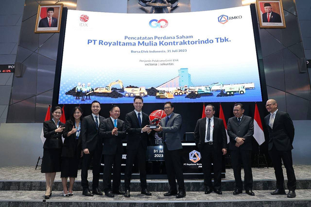 Direksi PT Royaltama Mulia Kontraktorindo Tbk (RMKO) dalam pencatatan perdana saham di Bursa Efek Indonesia (BEI), Senin (31/7/2023). Foto: Dok. BEI