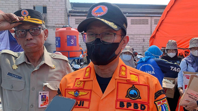 Kepala BPBD DKI Jakarta, Isnawa Adji di lokasi pengungsian kebakaran Kapuk Muara, Jakarta Utara, Senin (30/7).  Foto: Luthfi Humam/kumparan