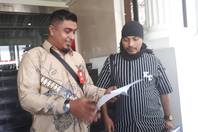 Anak dari korban penculikan 1997-1998, Abdul Hakim Hamdun, mendatangi Kementerian Sekretariat Negara, untuk menyerahkan surat meminta audiensi dengan Presiden Jokowi, Senin (31/7/2023). Foto: Nadia Riso/kumparan