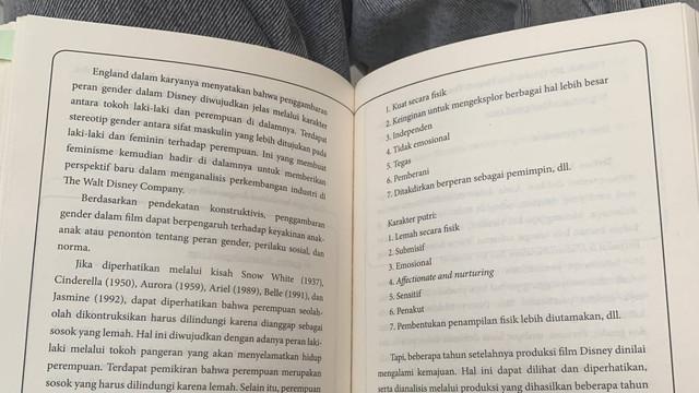 "Di antara halaman-halaman fakta ini, ia menemukan hikmah dan pengetahuan yang memperkaya pikiran dan membuka jendela dunia yang baru." 📖🌍 (cr. pict by me)