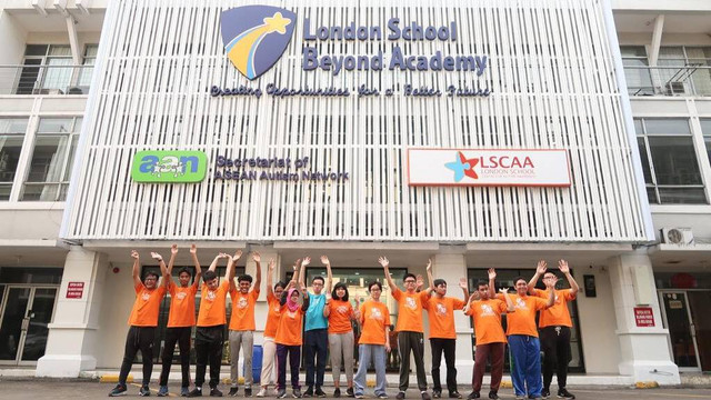 Siswa LSBA didepan gedung LSBA Jakarta