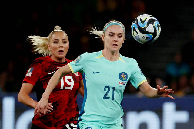 Pemain Australia Ellie Carpenter beraksi dengan pemain Kanada Adriana Leon pada pertandingan Piala Dunia Wanita 2023 di Stadion Persegi Panjang Melbourne, Melbourne, Australia, Senin (31/7/2023). Foto: Asanka Brendon Ratnayake/REUTERS