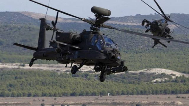 Melalui teknologi Laser Range Finder yang terintegrasi dalam FLIR, Helikopter AH-64E Apache dapat menunjukkan sasaran dengan perangkat Laser yang dimilikinya. Foto: Dok. Puspen TNI