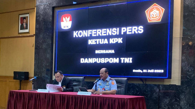 Konferensi pers Danpuspom TNI, Marsda TNI R Agung Handoko dan Ketua KPK, Firli Bahuri terkait penetapan tersangka kasus suap di Basarnas oleh kedua anggota TNI HA dan ABC di kantor Mabes TNI, Cilangkap, Jakarta Timur pada Senin (31/7/2023). Foto: Luthfi Humam/kumparan