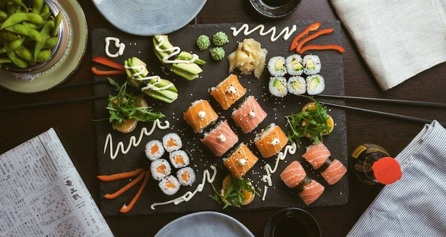 Ilustrasi Restoran Sushi All You Can Eat di Surabaya. Sumber Unsplas/Jakub Dziubak
