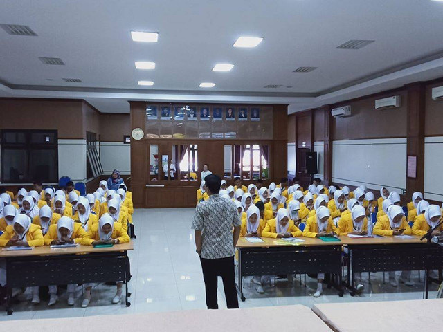 Dosen Spesialis Medikal Bedah Prima Trisna Aji ketika memberikan kuliah umum/Foto : Dokpri