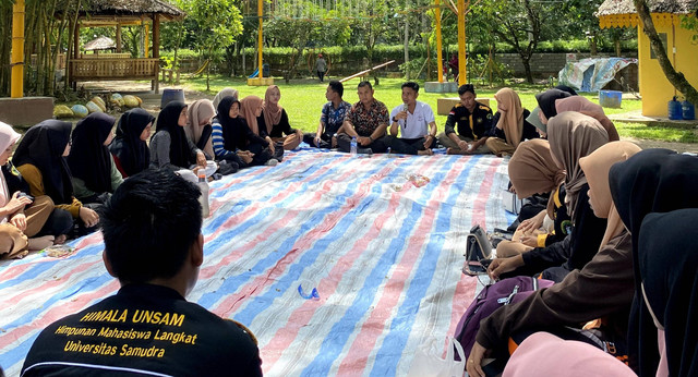 Pendidikan demokrasi kepada mahasiswa Langkat yang berkuliah di UNSAM. Foto: Dok. pribadi
