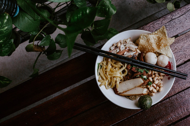  Ilustrasi Cara Masak Mi Ayam. Unsplash/Lampos  Aritonang.