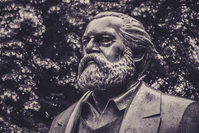Karl Marx via Pixabay (https://pixabay.com/id/photos/lenin-komunis-cina-buku-1724576/)