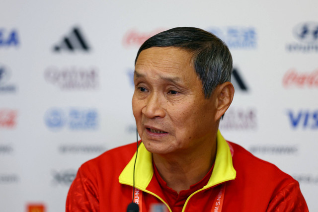 Pelatih Timnas Wanita Vietnam, Mai Duc Chung. Foto: Molly Darlington/REUTERS