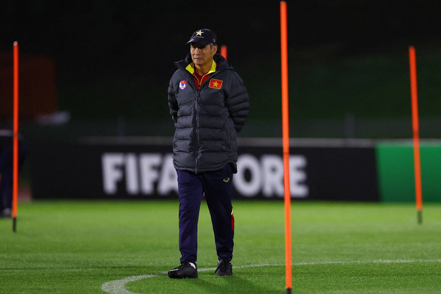 Pelatih Timnas Wanita Vietnam, Mai Duc Chung. Foto: Molly Darlington/REUTERS