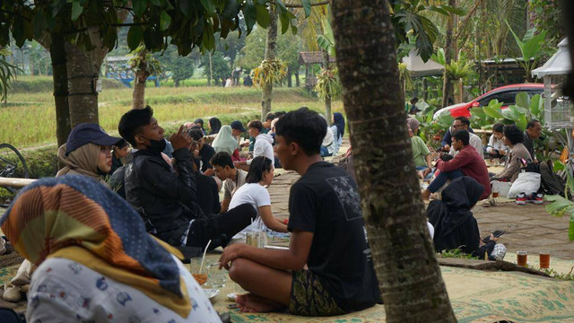 Pengunjung Warung Kopi Klotok Jogja. Foto: Arif UT/Pandangan Jogja
