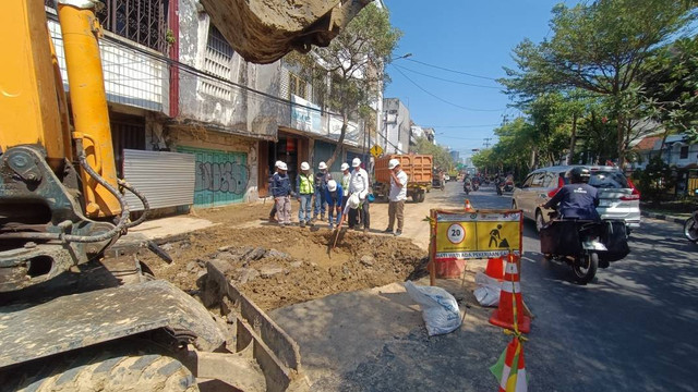 Aspal di Jalan Pasar Kembang, Kupang Krajan, Surabaya, yang tiba-tiba meletus dan pecah pada Selasa (1/8/2023). Foto:  Farusma Okta Verdian/kumparan