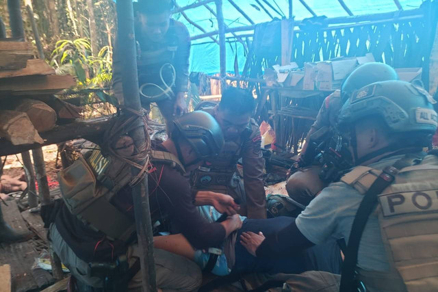 Polisi menggerebek markas KKB di Yahukimo. Foto: Polda Papua