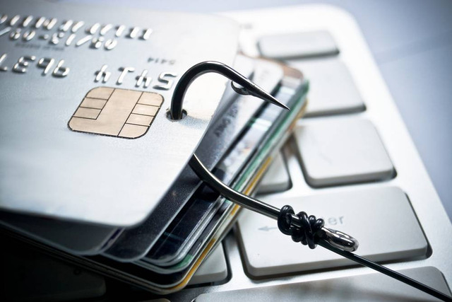 Ilustrasi kartu kredit dan kartu debit yang terkena carding. Foto: wk1003mike/Shutterstock