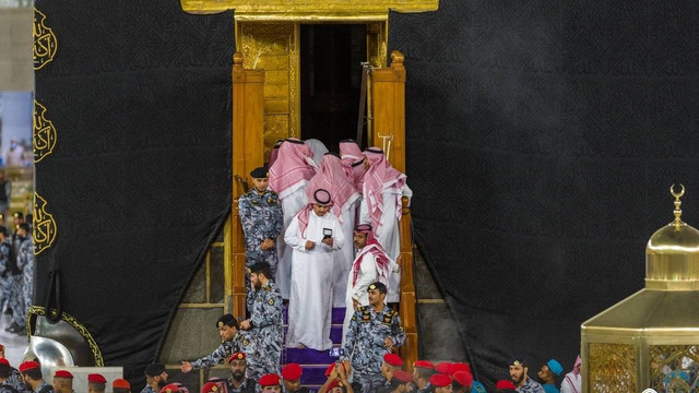 Pembukaan pintu Ka'bah di Masjidil Haram, Makkah, menjelang upacara pencucian Ka'bah tahunan, Rabu (2/8/2023). Foto: gph.gov.sa