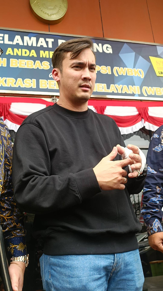 Rendy Kjaernett jalani lanjutan sidang cerai di Pengadilan Negeri Bekasi, Jawa Barat, Rabu (31/7/2023). Foto: Giovanni/kumparan
