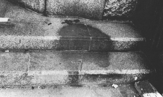 Bayangan manusia yang terlukis di lantai sebuah bank pasca-bom atom menghancurkan kota Hiroshima.  Foto: Universal History Archive/Getty Images