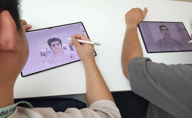 Awak media membuat karakter komik webtoon pakai Samsung Galaxy Tab S9 Ultra.  Foto: Samsung Indonesia
