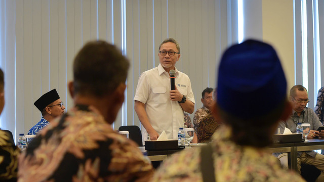 Mendag Zulhas memimpin audiensi antara petani tembakau Temanggung dan Wonosobo dengan PT Djarum Oasis Kretek di kantor pusat Djarum di Kudus, pada Rabu (2/8). Foto: Kemendag