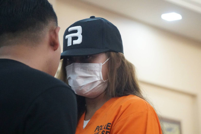 Polisi menunjukkan tersangka artis Karenina Anderson berserta barang bukti terkait penyalahgunaan narkoba saat rilis di Polres Metro Jakarta Selatan, Rabu (2/8/2023). Foto: Dicky Adam Sidiq/kumparan