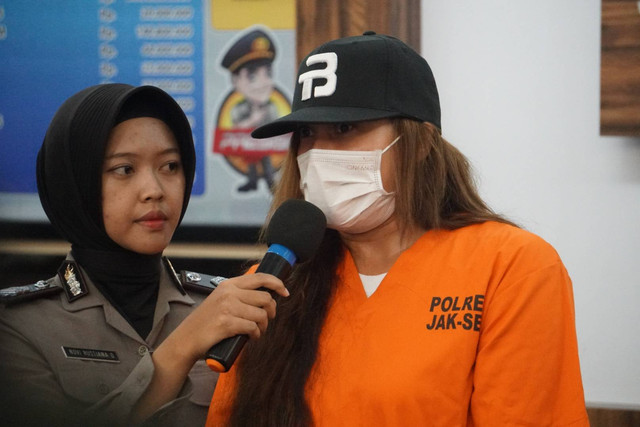 Polisi menunjukkan tersangka artis Karenina Anderson berserta barang bukti terkait penyalahgunaan narkoba saat rilis di Polres Metro Jakarta Selatan, Rabu (2/8/2023). Foto: Dicky Adam Sidiq/kumparan