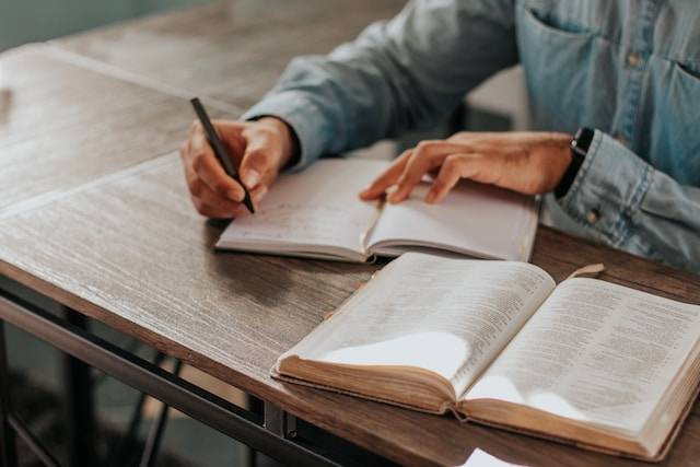 Ilustrasi Kunci Jawaban Bahasa Indonesia Kelas 10 Halaman 13. Foto: dok. Unsplash/Fa Barboza