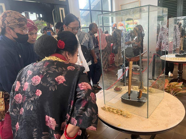 Pengunjung sedang menyaksikan salah satu keris pusaka yang dipamerkan dalam Pagelaran Mahakarya Keris Kamarogan Nusantara di Ndalem Poenokawan, Yogya, Sabtu (27/5). Foto: ES Putra