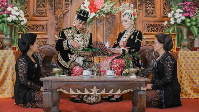 Ilustrasi susunan acara pernikahan adat Jawa. Foto: Shutterstock/Kumparan. 
