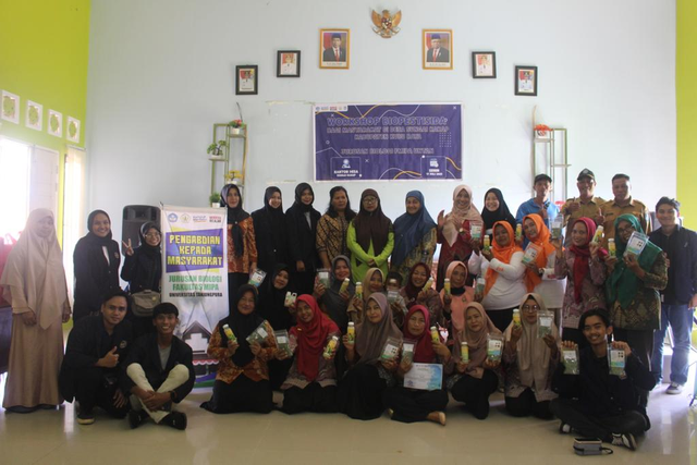 Tim dosen dan peserta Pengabdian Kepada Masyarakat tentang Biofertilizer dan Biopestisida. Foto: Dok. Istimewa